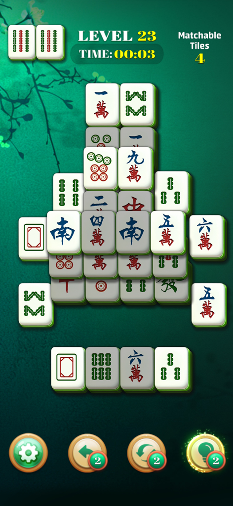 Classic Mahjong:Solitaire Game - Jugabilidad de Mahjong Clásico Solitario mostrando fichas tradicionales apiladas sobre un fondo verde