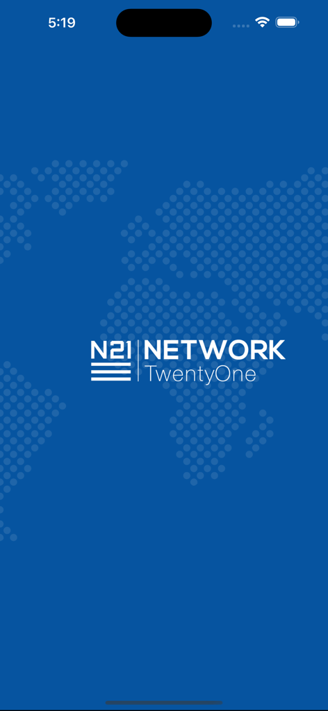 Network TwentyOne-Logo auf dem Startbildschirm der N21Mobile-App mit einem blauen Weltkartenhintergrund