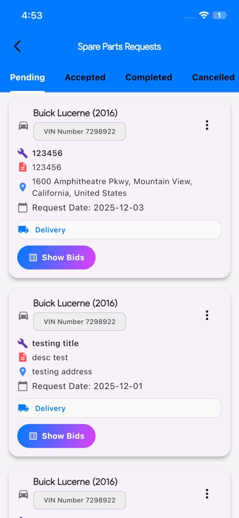 Interface de l'application Mechanic Connect montrant une liste des demandes de pièces détachées en attente avec les détails du véhicule et les options d'enchères