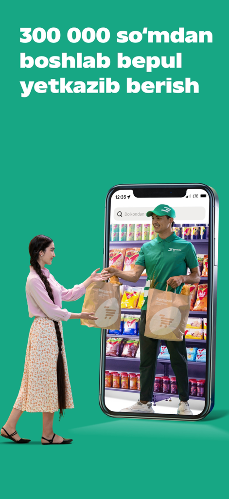 Korzinka Go доставка продуктов - 配達員がスマートフォンの画面から出てきた食料品の入ったバッグを女性に渡している