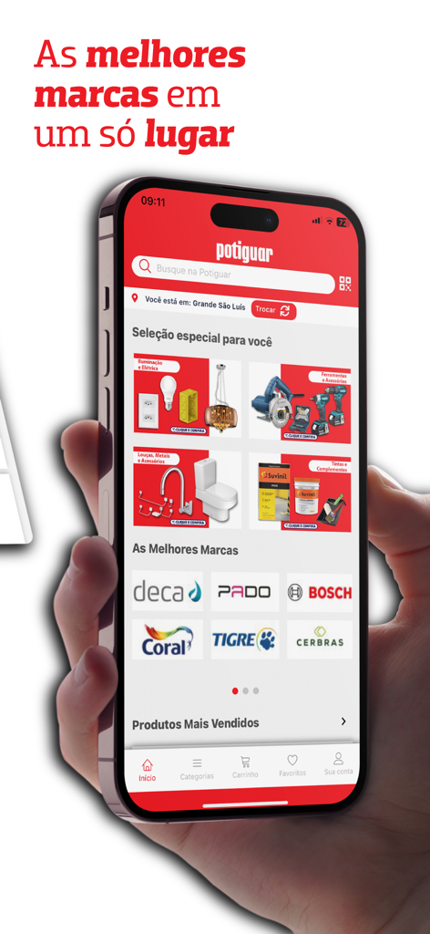 주택 개선 카테고리와 최고 브랜드 로고가 있는 Potiguar Home Center 모바일 앱을 표시하는 스마트폰을 들고 있는 손