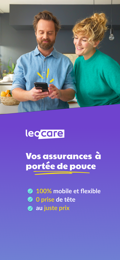 Jeune couple utilisant l'application d'assurance mobile Leocare