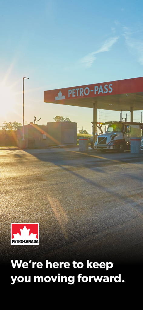 Ein LKW, der bei Sonnenaufgang an einer Petro-Pass-Tankstelle parkt
