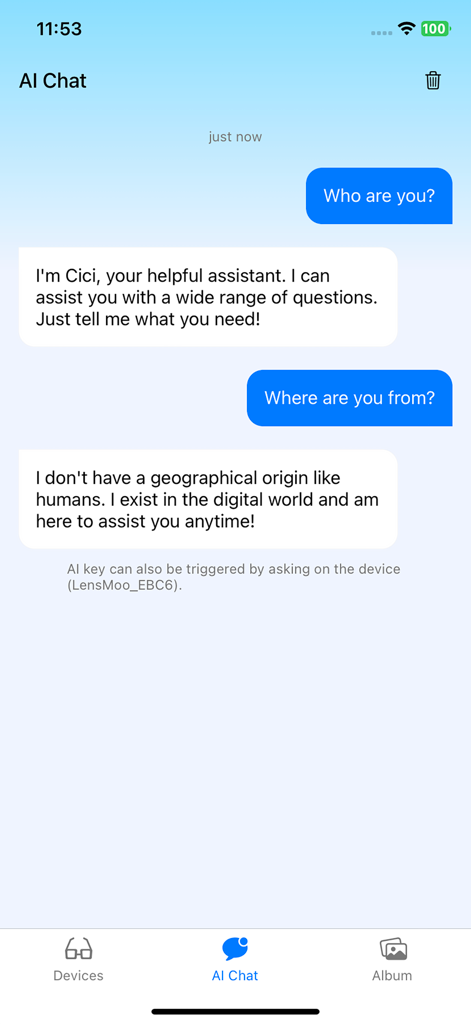 LensMoo - Captura de pantalla de la interfaz de chat de IA de la aplicación LensMoo que muestra una conversación con el asistente digital Cici.