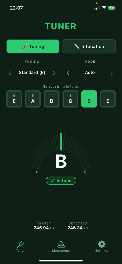 Guitar Tuner and Intonation - Interfaz de la aplicación Afinador de Guitarra mostrando la cuerda B afinada con un arco visual verde.