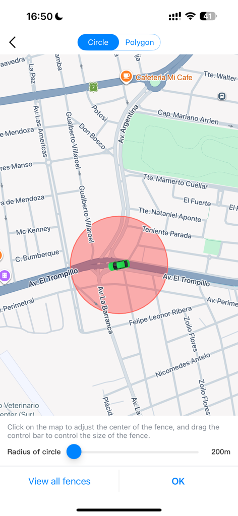 TSS Rastreo - Vista de mapa en TSS Rastreo mostrando un coche verde dentro de una geovalla circular roja con ajustes de radio