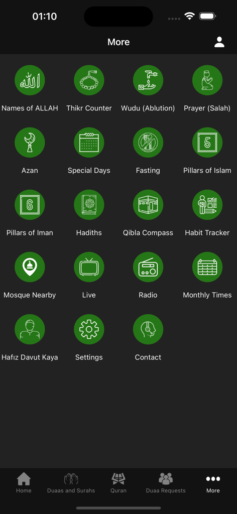 Duaas and Surahs - Ein Menü einer Handy-App mit grünen Symbolen für islamische Funktionen wie Namen Allahs, Thikr-Zähler, Gebet und Qibla-Kompass.