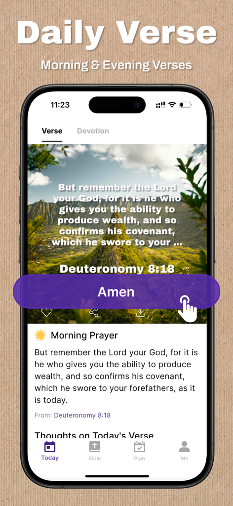 The Bible - KJV Bible & Verse - Pantalla del Versículo Diario en la aplicación KJV Bible mostrando Deuteronomio 8 18 con una oración matutina y un botón de Amén.