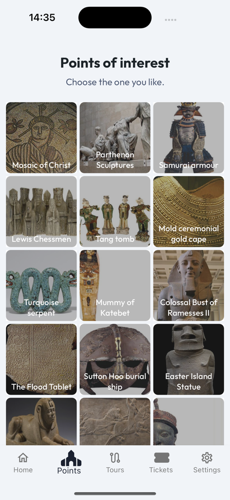 Ein Bildschirm aus der British Museum Führungen App, der ein Raster berühmter Artefakte zeigt, darunter Parthenon-Skulpturen und die Osterinselstatue