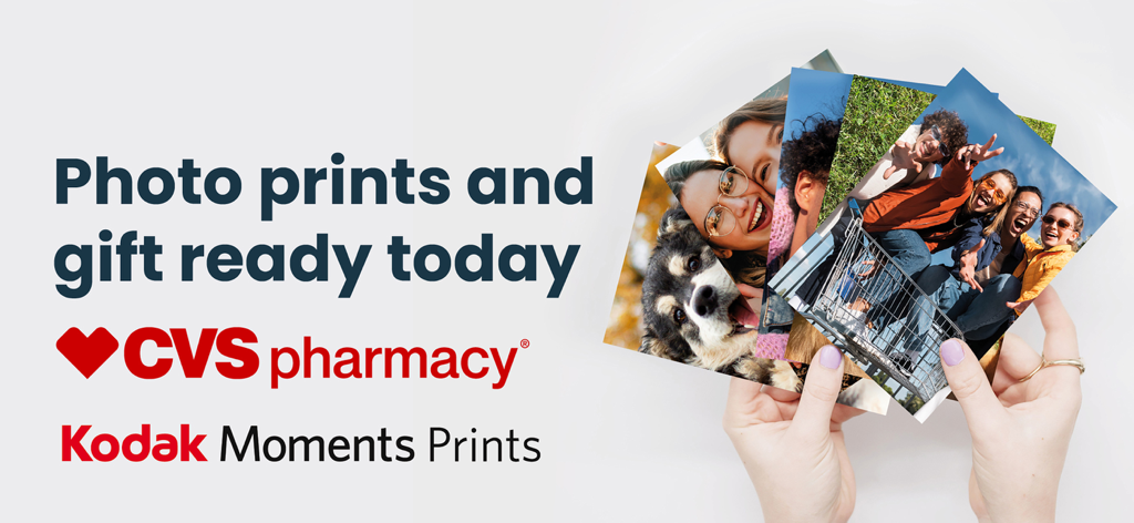 Mani che tengono foto stampate con il marchio CVS Pharmacy e Kodak Moments