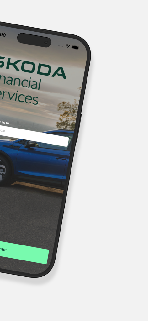 Pantalla de inicio de sesión de la aplicación Skoda Private Lease con el logo de la marca y un coche azul