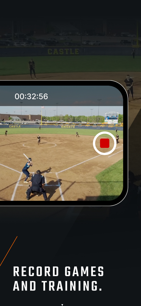 Un smartphone grabando un partido de sóftbol en vivo en un campo usando la función de vídeo de la aplicación Hudl
