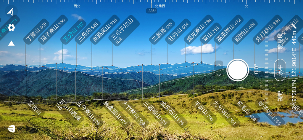 Vista de realidad aumentada que muestra nombres y elevaciones de picos de montañas en Taiwán.