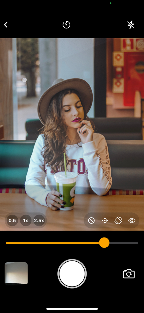 dittoed - Interface de câmera do aplicativo dittoed apresentando uma sobreposição de foto para guiar um usuário na recriação de uma pose específica