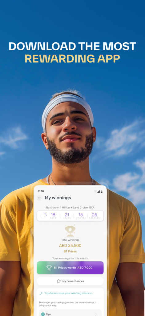 Ein junger Mann im Freien mit der National Bonds App-Oberfläche, die die gesamten Gewinne und den Countdown zur nächsten Preisverlosung anzeigt.
