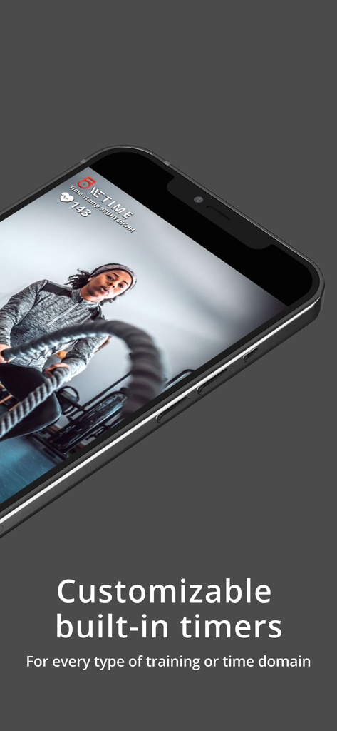 WeTime - Fitness Video Timer - Mujer haciendo ejercicio con cuerdas de batalla usando la aplicación WeTime con cronómetro integrado y seguimiento de la frecuencia cardíaca.