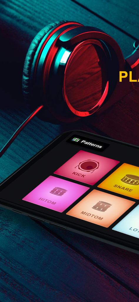 Drum Machine - Beat Groove Pad - Un smartphone mostrando la interfaz de la app Drum Machine beatmaker con pads de batería coloridos junto a auriculares profesionales.