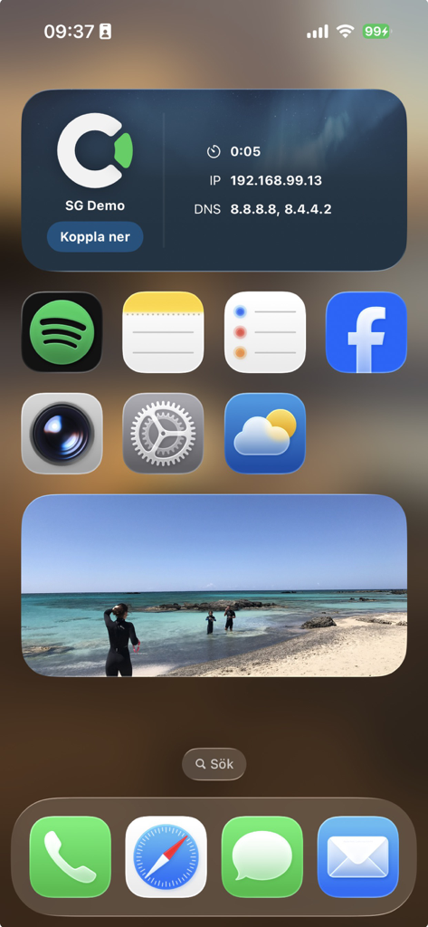 Clavister OneConnect - Pantalla de inicio de iOS con el widget VPN de Clavister OneConnect mostrando el estado de conexión activo y detalles de la dirección IP.