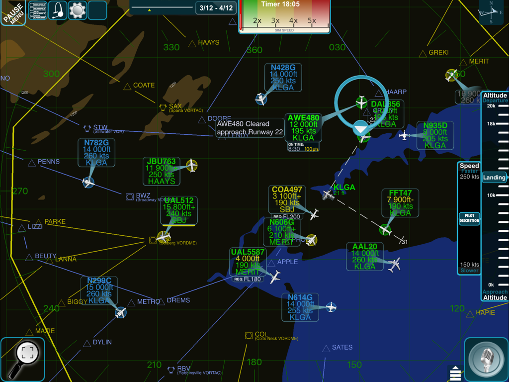 Captura de pantalla del juego ATC Voice mostrando una interfaz de radar de control de tráfico aéreo realista con etiquetas de datos de vuelo e iconos de comandos de voz.