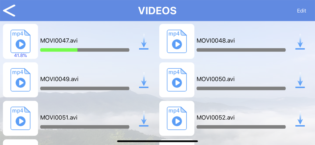 Sports-Camera - 산 배경 위 다운로드 아이콘과 진행률 표시줄이 있는 동영상 파일 목록을 보여주는 모바일 화면.