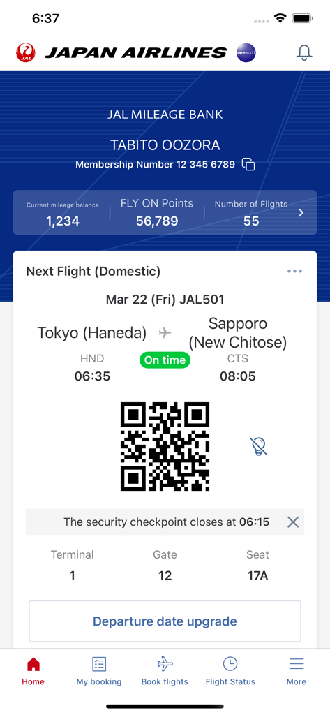 Interfaz de la aplicación móvil de Japan Airlines que muestra los detalles del vuelo de Tokio a Sapporo, incluido el pase de abordar con código QR y el saldo de millas
