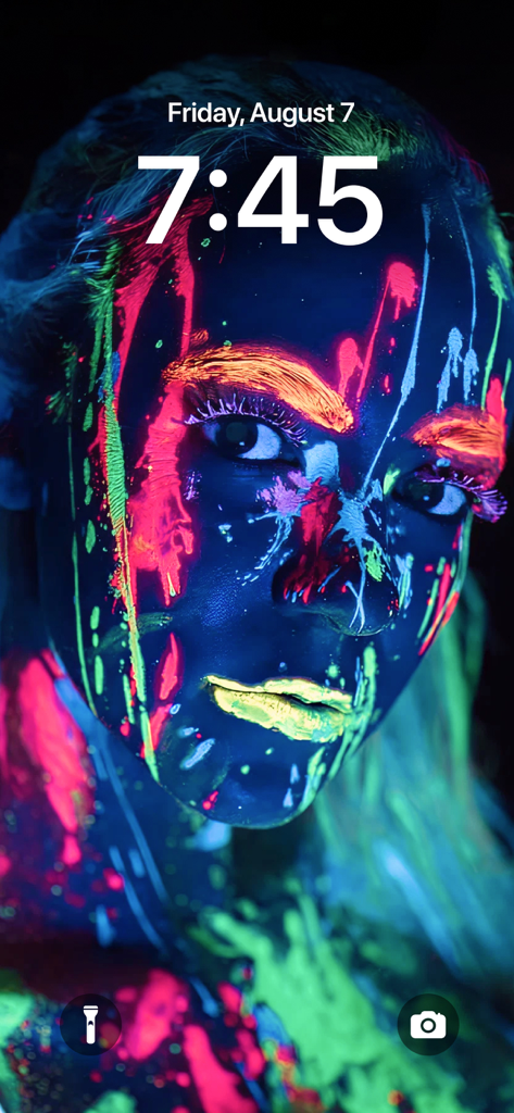 Walp - Full HD 4K Wallpapers - Vibrante fondo de pantalla de retrato con pintura UV de neón en la pantalla de bloqueo de un iPhone