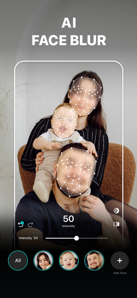 Blur Photo Editor - Benutzeroberfläche der Blur Foto Editor App, die die KI-Gesichtsunschärfe-Funktion zeigt, die ein Familienporträt zum Schutz der Privatsphäre zensiert.