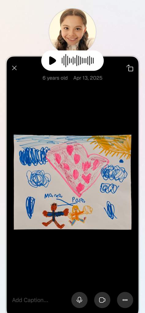 Um desenho infantil de uma família com uma legenda de gravação de voz no aplicativo Keepbox