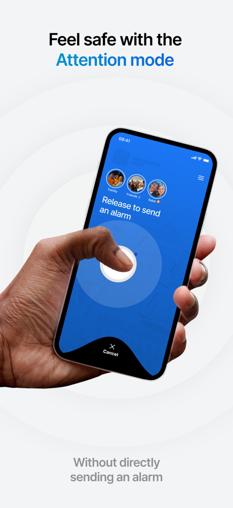 SafeNow™ - スマートフォンを持つ手。SafeNowアプリのアテンションモード機能を使用しており、長押しアラートボタンがあります