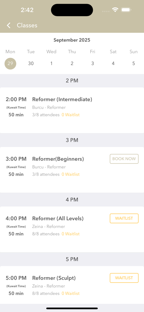 Elevate Studio App - Interfaz de la aplicación Elevate Studio que muestra un horario diario para clases de Reformer Pilates con opciones de reservar ahora y lista de espera.