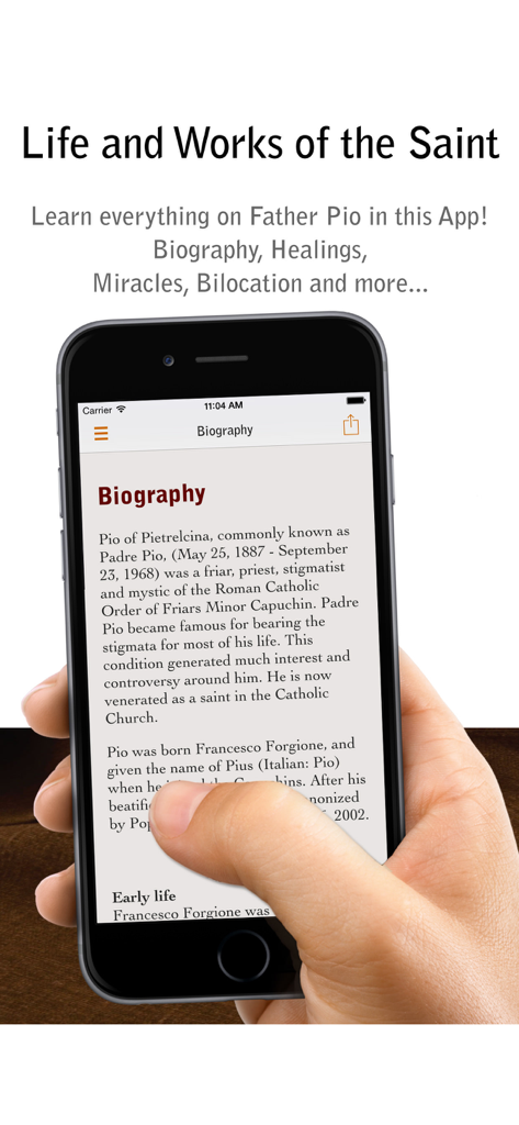 365 Days With Saint Pio - アプリ内で聖ピオの伝記を表示しているスマートフォンを持っている人物