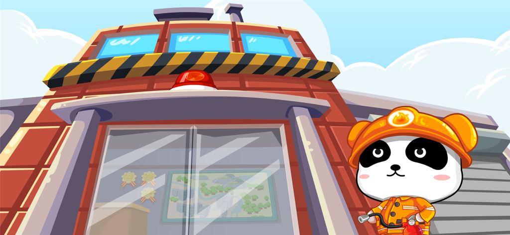 Little Panda Fireman - Little Panda in uniforme da pompiere in piedi davanti a una caserma dei pompieri