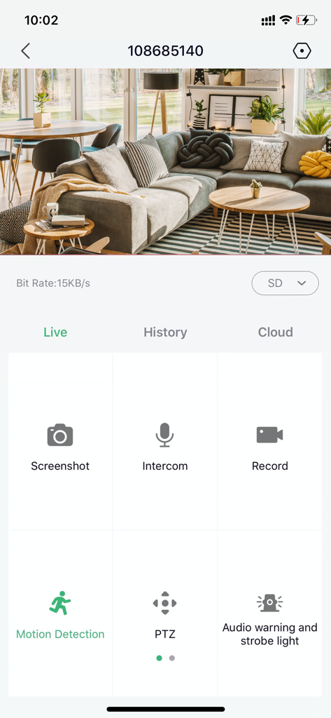 Interface de l'application CloudPlus montrant un flux en direct de caméra de sécurité d'un salon avec des icônes de contrôle pour la détection de mouvement et l'interphone