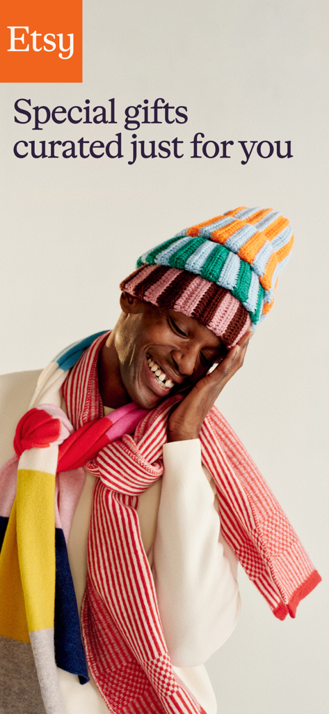 Etsy: Shop Home, Style & More - Un uomo sorride mentre indossa un berretto e una sciarpa fatti a mano colorati di Etsy