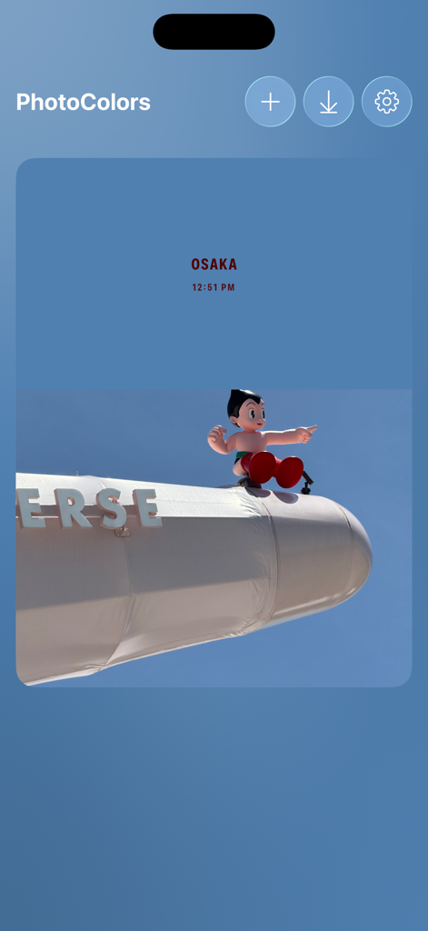 PhotoColors - Interfaz de la aplicación PhotoColors mostrando una foto de Astro Boy con metadatos de ubicación y hora de Osaka en un diseño glass-mórfico