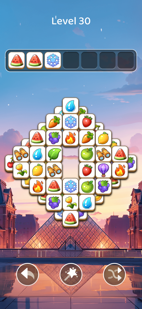 Tela de jogabilidade do Tile Explorer mostrando um quebra-cabeça de combinação tripla com vários ícones e um fundo cênico do Louvre