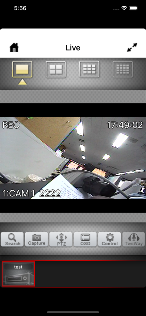 Mobile CMS Proアプリのライブカメラビュー。オフィスワークステーションと監視コントロールが表示されます。