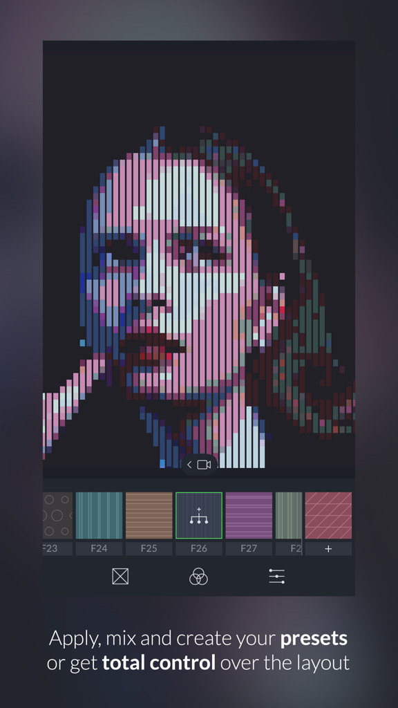 GeometriCam - abstract geometric design in real-time - Abstracción geométrica de un retrato en el editor de la aplicación GeometriCam con barra de selección de ajustes preestablecidos.