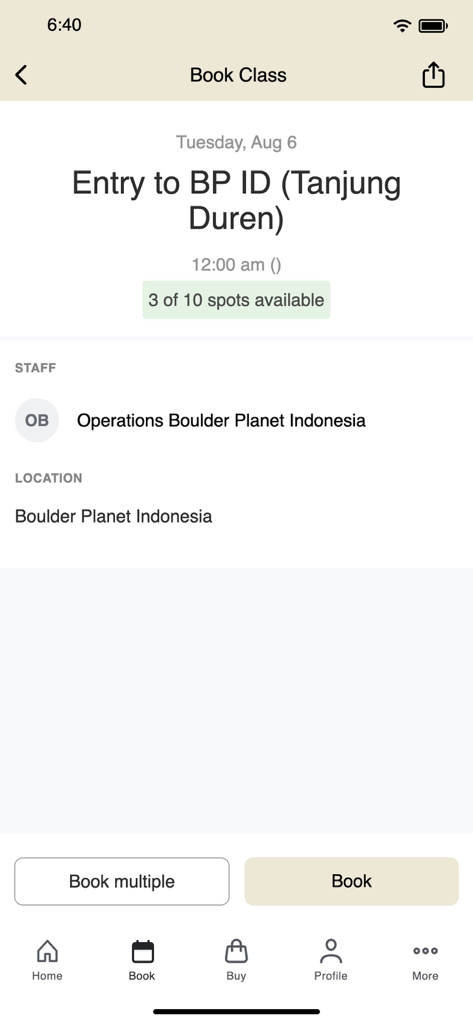 Boulder Planet - Interfaz de la aplicación Boulder Planet que muestra una pantalla de reserva para una sesión de escalada con disponibilidad de espacios y detalles de ubicación.