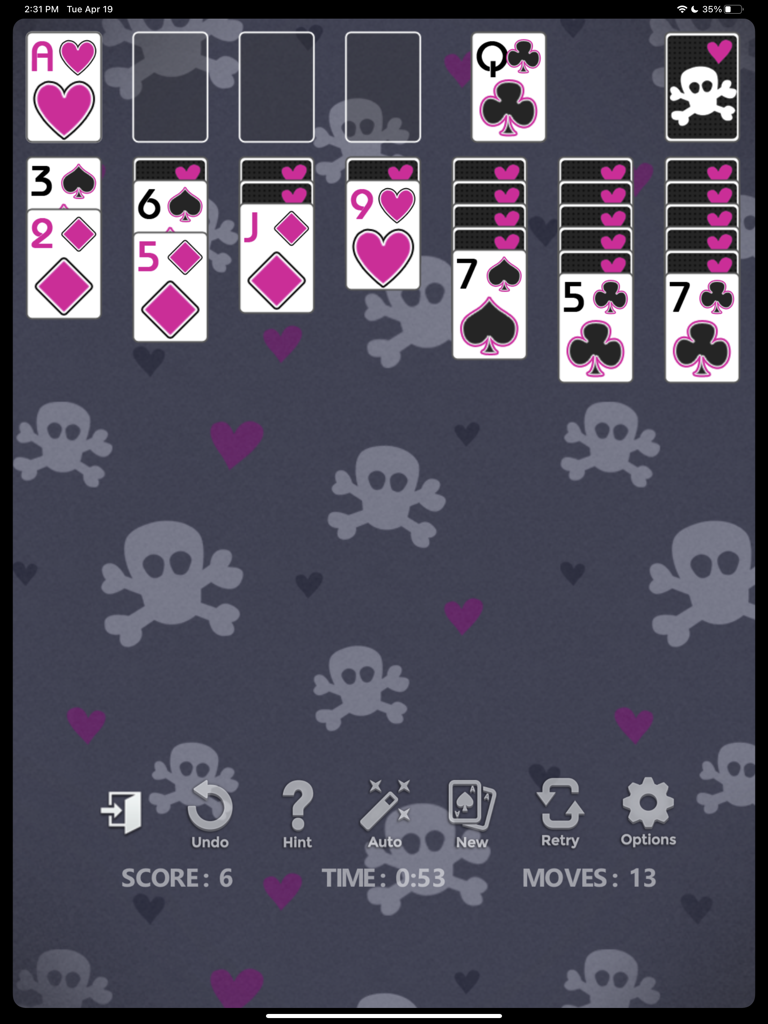 Juego de Solitario Clásico en una tablet con un fondo temático personalizado de calaveras y corazones.