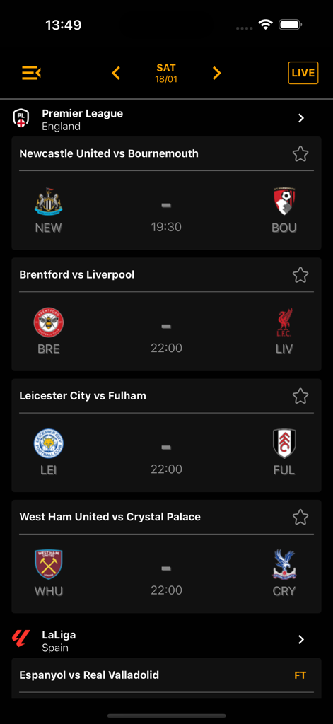 Football Score Live - 다크 배경에 팀 로고와 킥오프 시간이 표시된 프리미어 리그 축구 경기 예정 일정을 보여주는 모바일 앱 인터페이스.