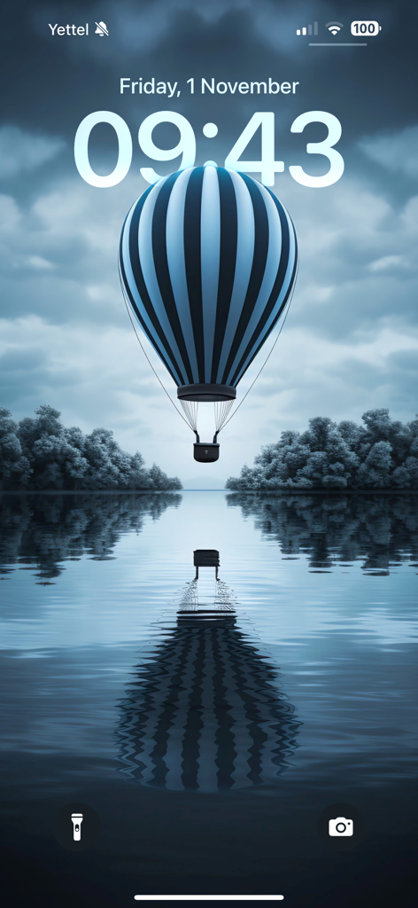 Wallpapers HD & 4K - Thematica - Una pantalla de bloqueo de iPhone con un fondo de pantalla estético de globo aerostático a rayas azules y blancas reflejado en un lago tranquilo