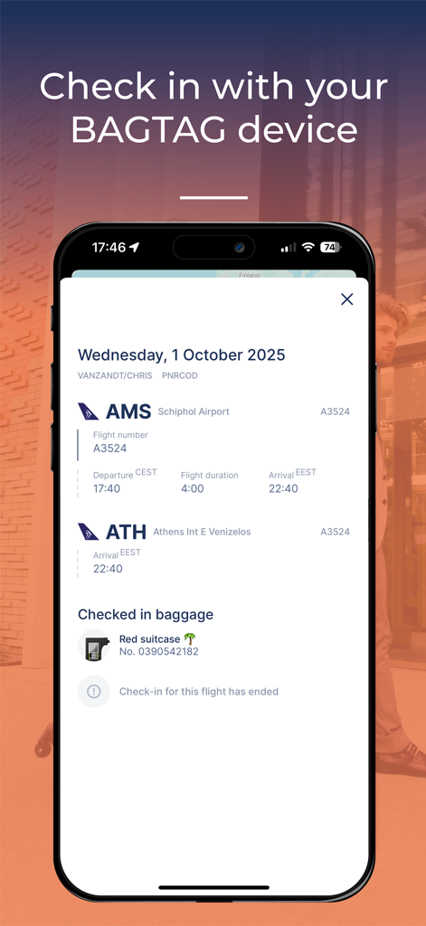BAGTAG - Smartphone mit BAGTAG-App-Oberfläche mit Flugdetails von Amsterdam nach Athen und Gepäckstatus