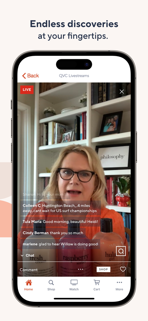 QVC Mobile Shopping (US) - QVCモバイルアプリで、ビューティー製品とインタラクティブな顧客チャットを特集したライブショッピングストリームをホストする女性