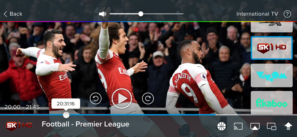 Interface do aplicativo EON TV mostrando uma partida de futebol da Premier League ao vivo em um smartphone com controles de reprodução e seleção de canal