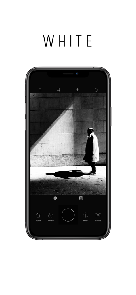 Blackie - Pantalla de smartphone mostrando la interfaz de la aplicación Blackie con una fotografía callejera en blanco y negro de alto contraste de una persona caminando