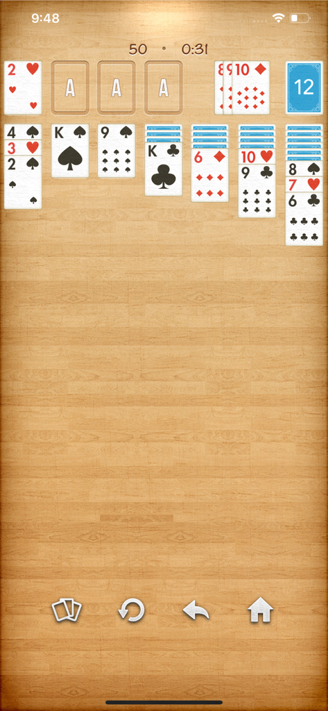 Klassisches Solitaire Klondike Gameplay auf einem Holzhintergrund mit gut lesbaren Karten