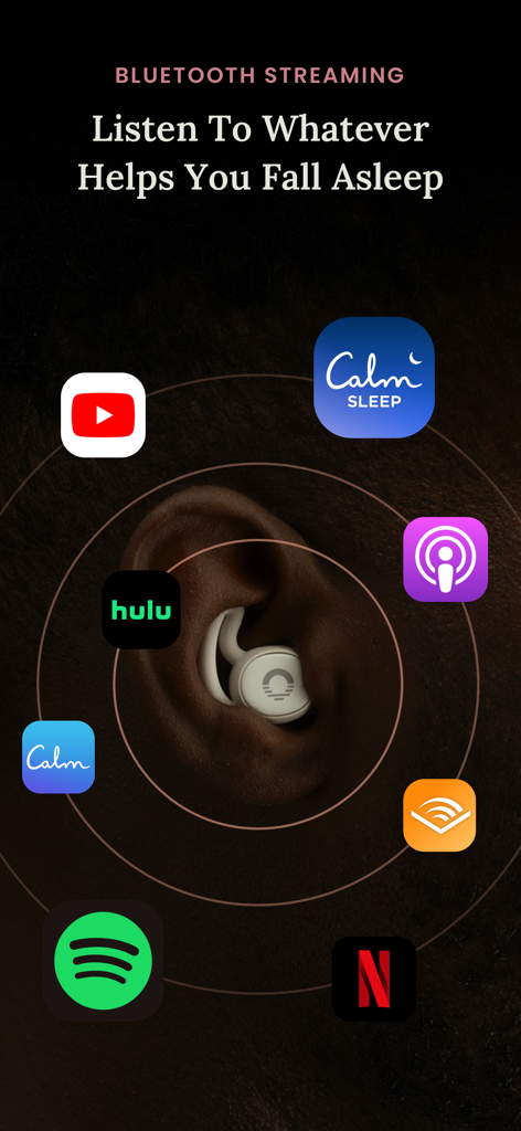 Eine Nahaufnahme eines Ozlo Sleepbud im Ohr einer Person, umgeben von Symbolen für YouTube, Calm, Spotify und Netflix, um die Bluetooth-Streaming-Funktionen zu veranschaulichen.
