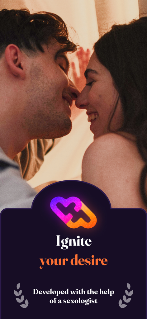 Ein intimes Paar lächelt eng zusammen, mit dem koopla App-Logo und dem Slogan Entfachen Sie Ihr Verlangen.