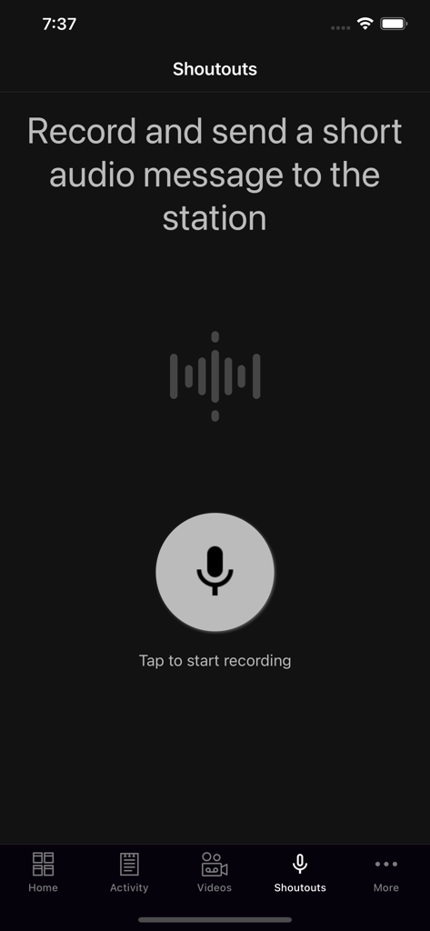 Función de saludos en la aplicación Radio 90.5 FM que muestra un botón de micrófono para grabar y enviar mensajes de audio a la estación.